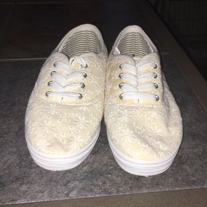 🌻Women’s Lace Up Sneakers🌻